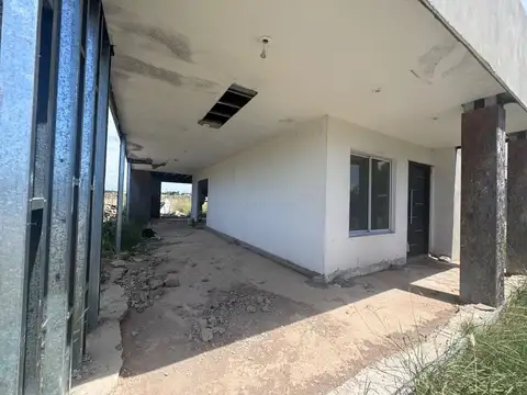 CASA EN VENTA PILAR 4 AMBIENTES PILETA