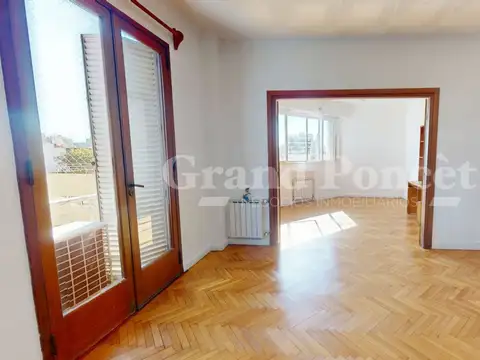 Venta Semipiso de 4 Ambientes con Dependencias y Dos Balcones Edificio Racionalista Apto Crédito San Telmo