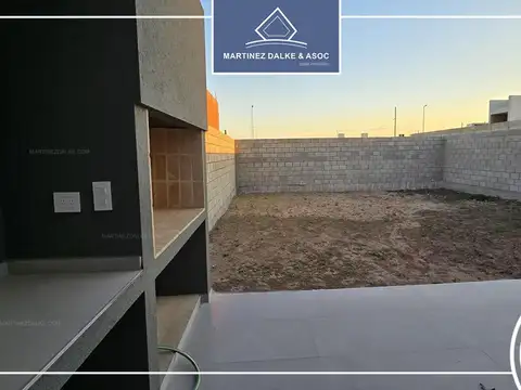 Casa 4 ambientes con 2 baños