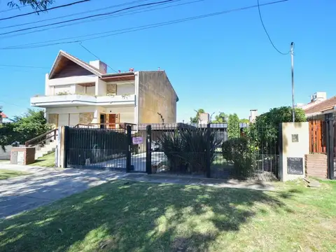 CASA 4 AMBIENTES CON GRAN PARQUE TOMA PERMUTA