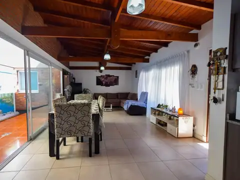 CASA 4 AMBIENTES CON GRAN PARQUE TOMA PERMUTA