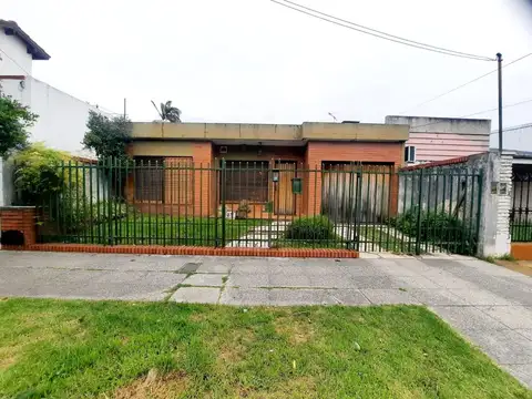 Casa 3 amb cochera y fondo con techo de  losa