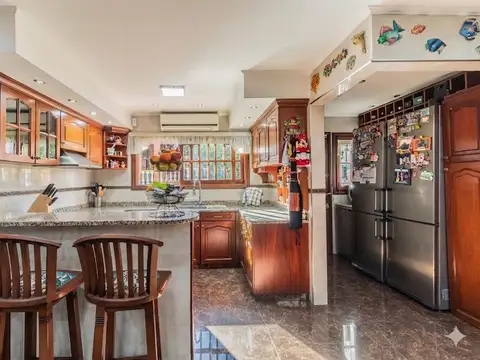 Casa 9 ambientes con 4 baños