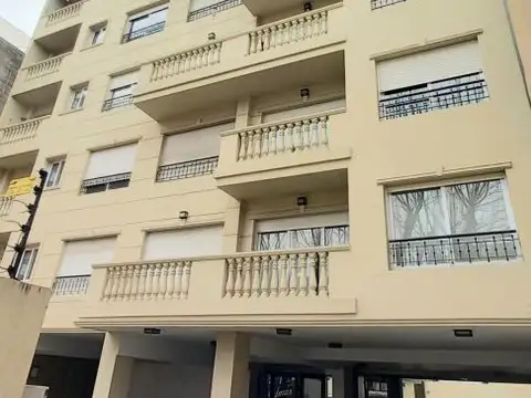 ERMOSO DEPTO DE 2 AMBIENTES CON AMPLIO COMEDOR, BALCON. EXCELENTE UBICACION