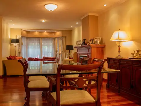 Impecable chalet en 3 plantas con 4 dormitorios, suite y pla