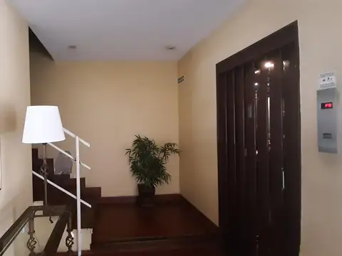 OPORTUNIDAD EXCELENTE SEMI PISO CON ESPACIO GUARDACOCHE