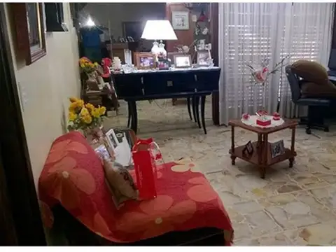 Venta Solido Chalet Con Piscina En  Villa Sarmiento