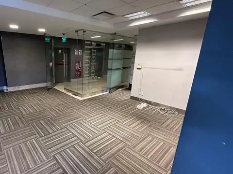 Oficina 10 ambientes con 6 baños