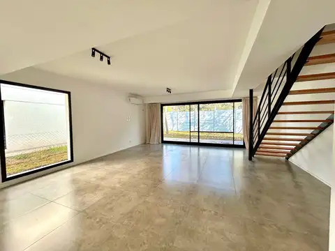 Casa en Alquiler con 2 cocheras