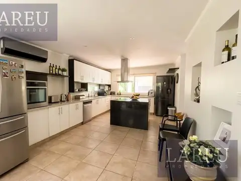 Casa 8 ambientes con 5 baños