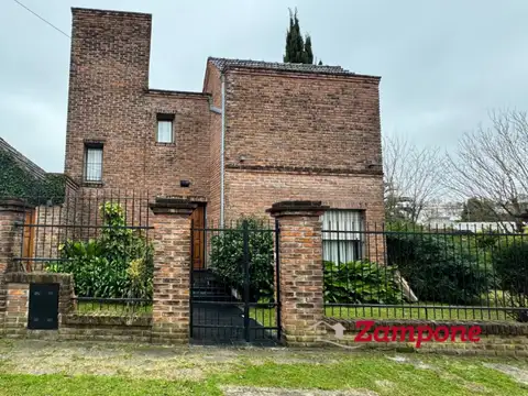 Venta Casa de 5 ambientes con Gran Parque en el Casco de Pacheco
