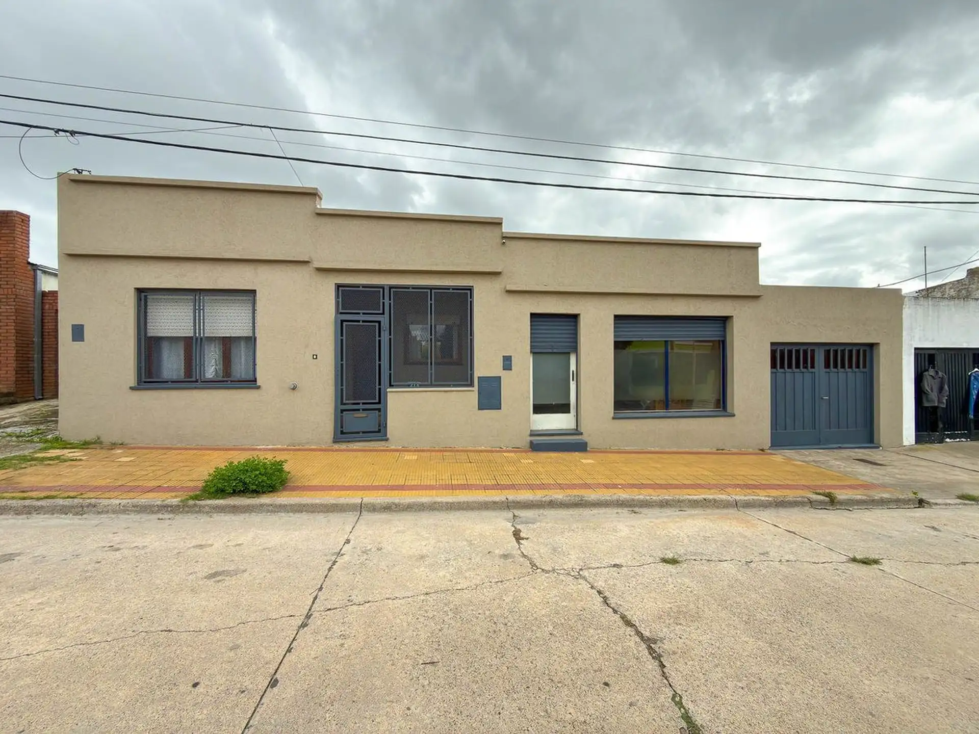 Casa con garage más local en venta