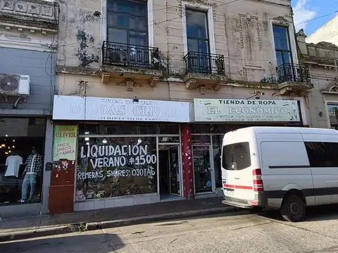 Excelente local con departamento grande en planta alta