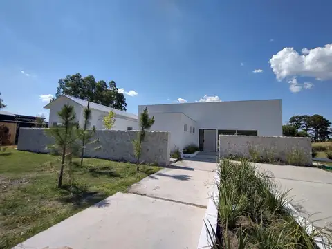 Venta. Casa A Estrenar 4 Ambientes. Sobre Lote de 1532 m2. Pinares Country Club