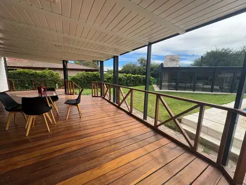 Casa en Alquiler con 2 cocheras