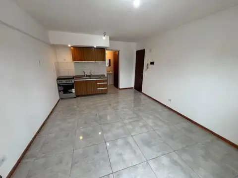 Venta monoambiente, balcón, a metros de la siberia
