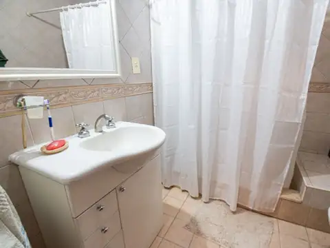 CASA CON 3 DORMITORIOS Y AMPLIO JARDIN