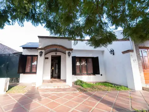CASA CON 3 DORMITORIOS Y AMPLIO JARDIN
