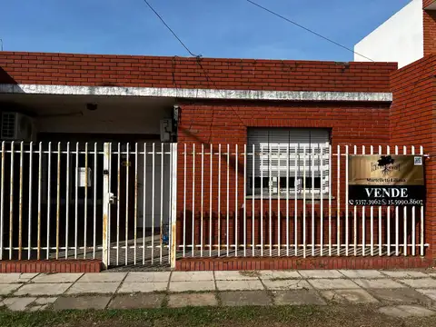 CASA DE 3 AMBIENTES CON COCHERA Y FONDO. APTO CREDITO