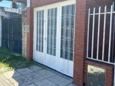 Casa en Alquiler en Villa Luzuriaga, $ 950.000