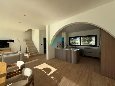 Casa 5 ambientes con 4 baños