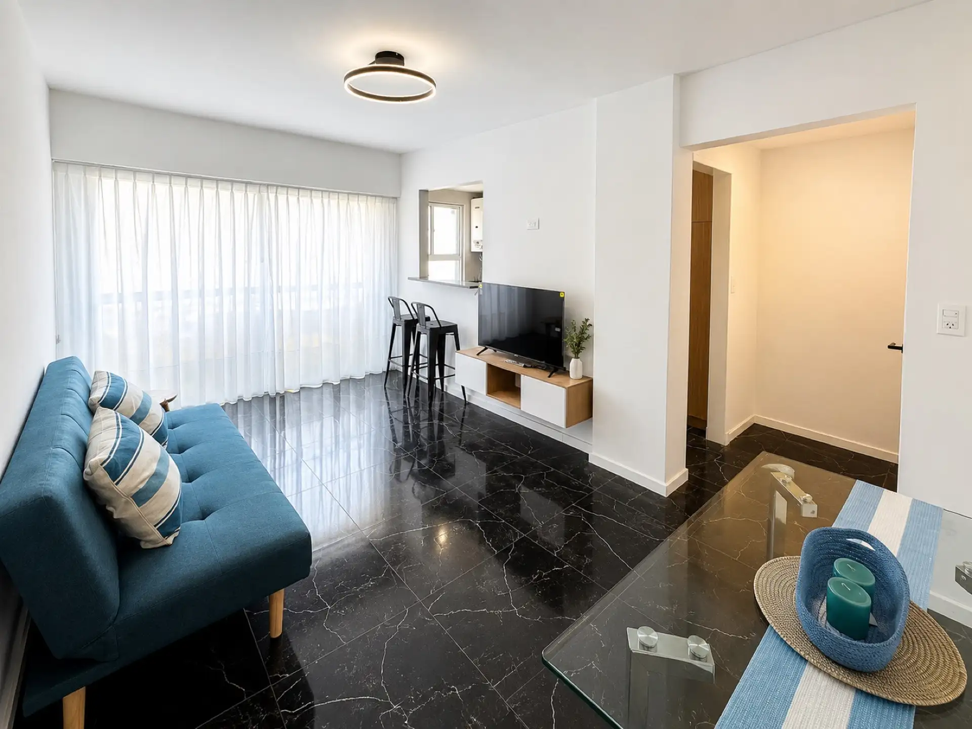 Departamento de 2 ambientes al frente con balcón francés