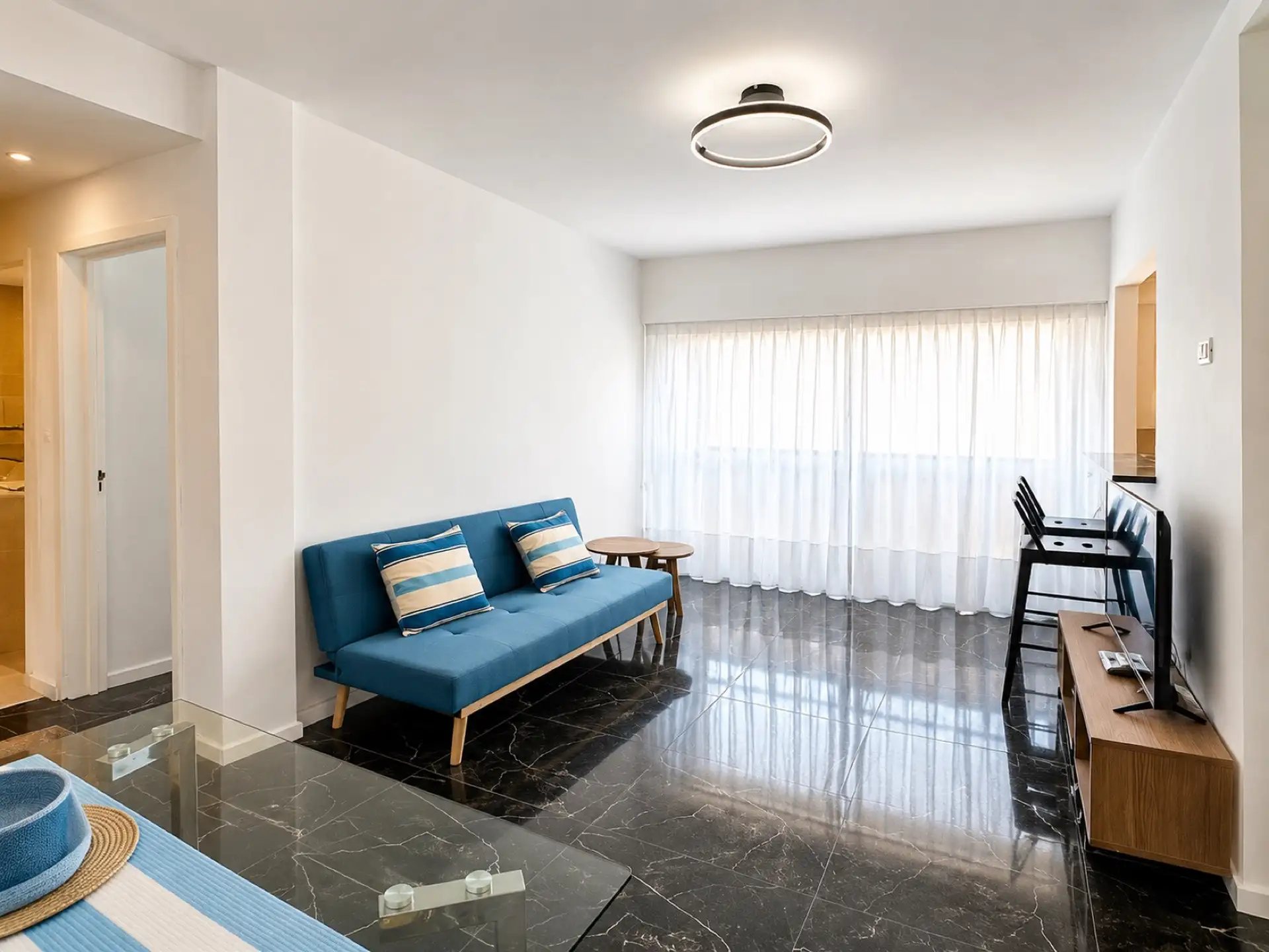 Departamento de 2 ambientes al frente con balcón francés
