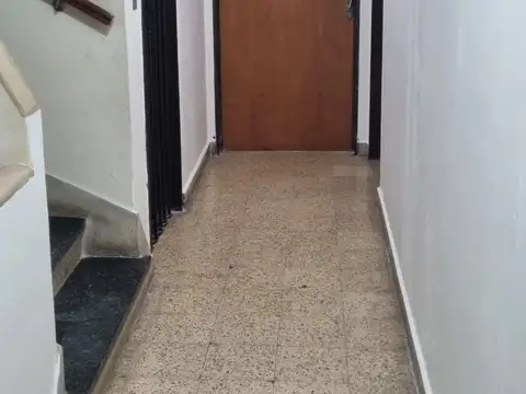 IMPECABLE 3 ambientes al frente con balcón sobre calle Cullen. Edificio en esquina. Amplia vista