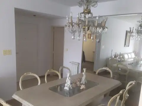 Hermoso piso. L.C. 2 dormit (1 suite). c/ depcia bcon frente. Cochera. Luz y sol.