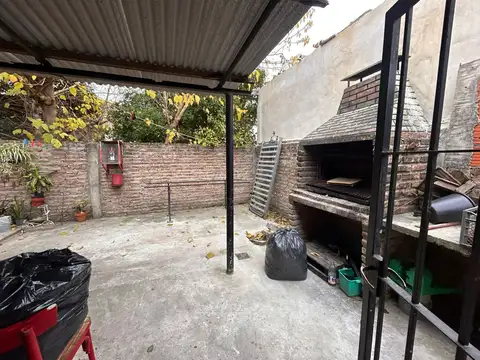 CASA DE 3 AMB EN VENTA EN LOMAS LOCAL Y PATIO