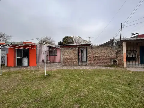 CASA DE 3 AMB EN VENTA EN LOMAS LOCAL Y PATIO
