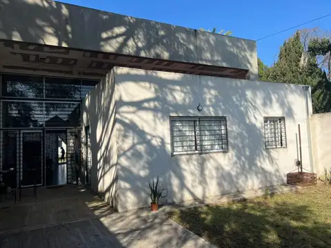 Casa en Venta con 2 cocheras
