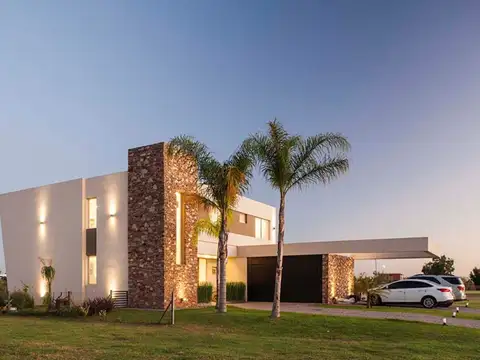 Casa en Venta con 4 cocheras