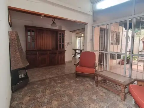 CASA DE PASILLO 1 DORMITORIO CON PATIO Y PARRILLERO