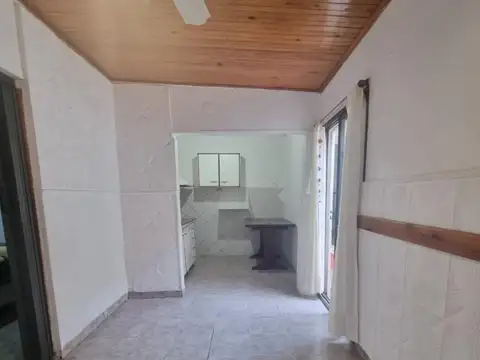 CASA DE PASILLO 1 DORMITORIO CON PATIO Y PARRILLERO