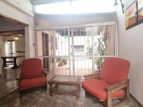 CASA DE PASILLO 1 DORMITORIO CON PATIO Y PARRILLERO