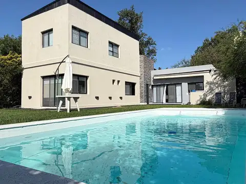 Casa Chalet  en Alquiler en Santa Guadalupe, Pilar del Este, Pilar