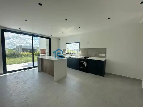 Casa en Venta con 4 cocheras