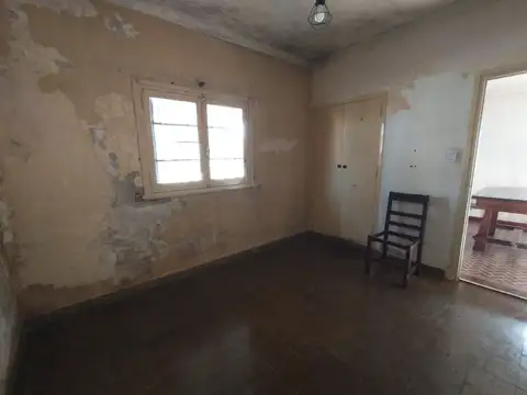 CASA CON PARQUE A RESTAURAR 3 AMBIENTES. MIRAMAR