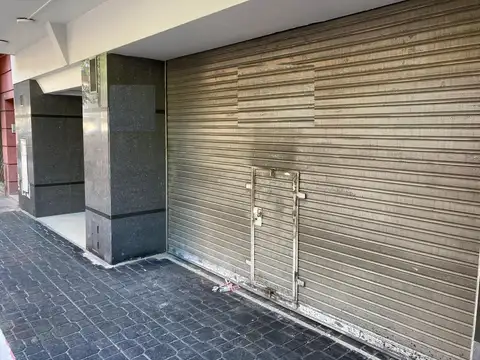 Local comercial amplio en liniers, excelente ubicacion. Se escuchan ofertas.