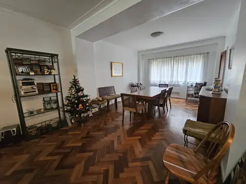 Amplio Semipiso 5 Ambientes en Venta en Edificio de Categoría en Lo Mejor de Recoleta!