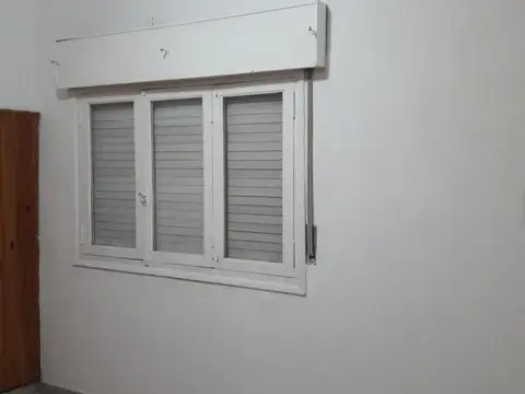 Depto de pasillo sobre Bv Wilde