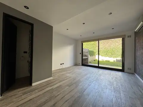 EXCELENTE DUPLEX 4 AMB.  DOBLE ESPACIO GUARADACOCHE CUBIERTO Y JARDIN.