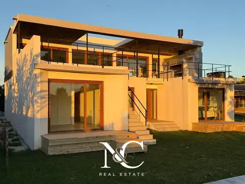 Casa 6 ambientes con 4 baños