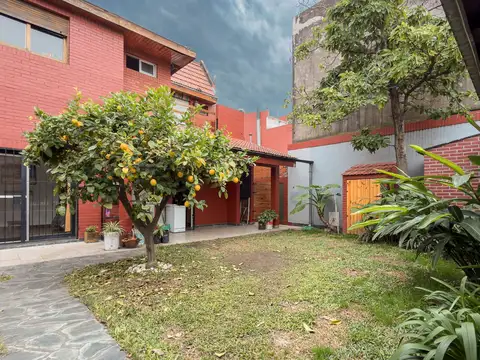 CASA EN VENTA 6 AMB, COCHERA/PATIO EN VILLA BOSCH