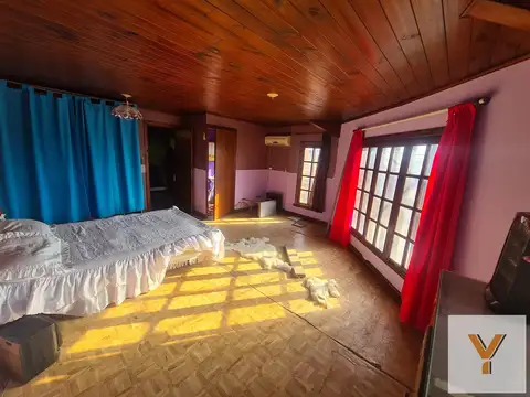 3 propiedades en una: casa con local, galpon, depto - 198 mts2 totales - Barrio Terminal de Tandil