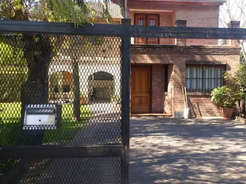 Argentino Golf Club al 2200 esquina Santa Lucia