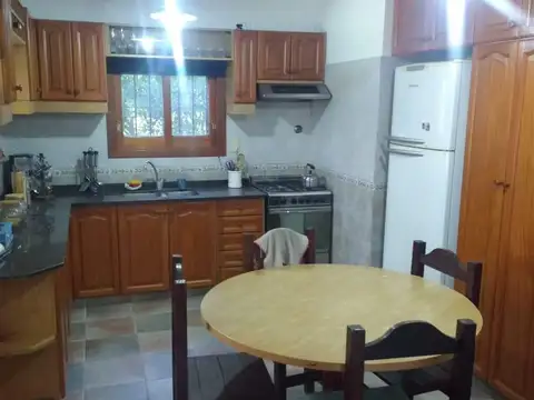 Casa 5 ambientes con 3 baños