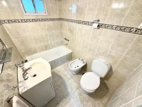 Departamento 2 ambientes con cochera en excelente ubicación.