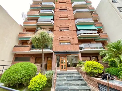 Departamento 2 ambientes con cochera en excelente ubicación.
